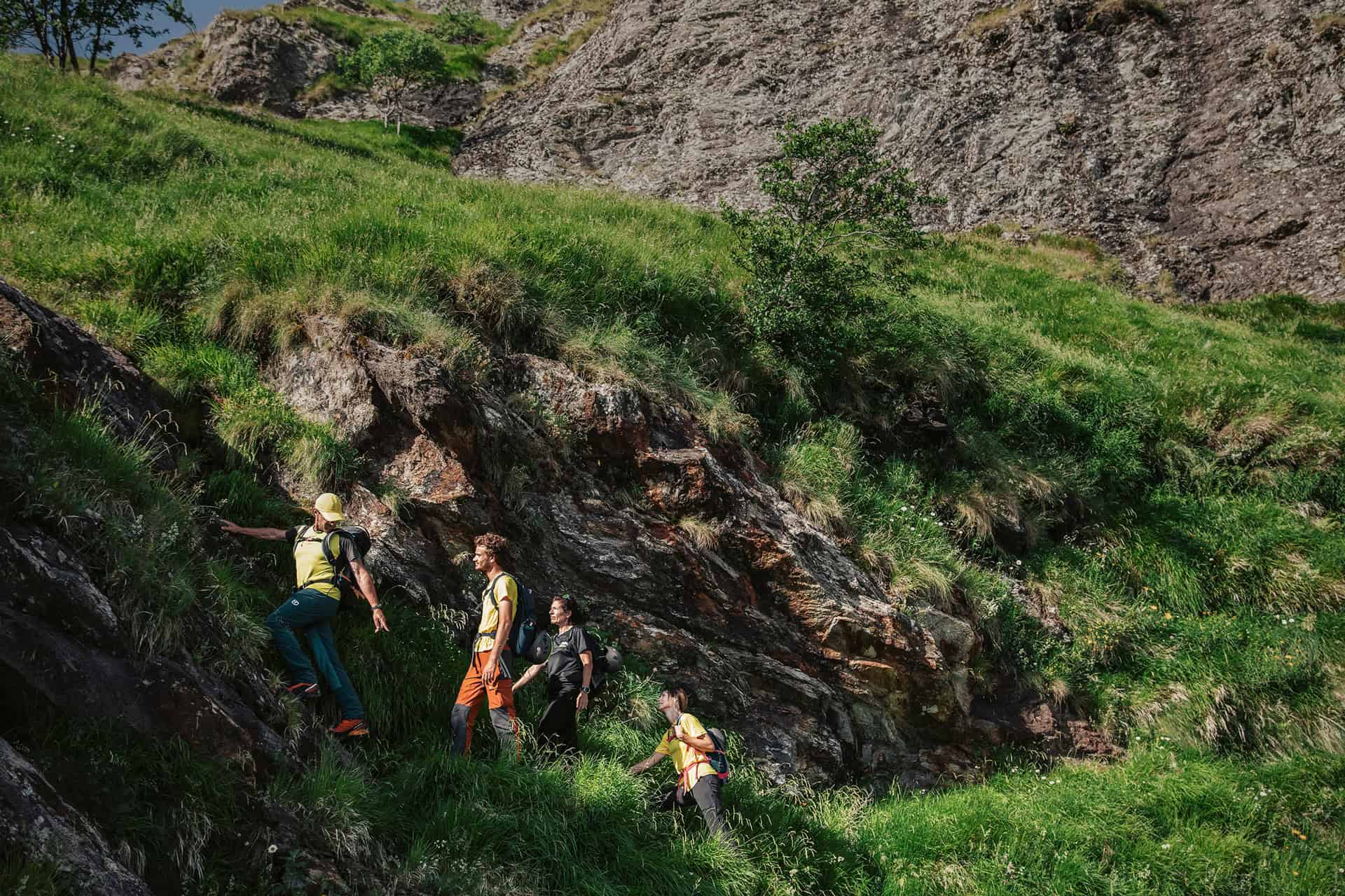 Max e i corsisti sul sentiero di salita al canale del pirosetto